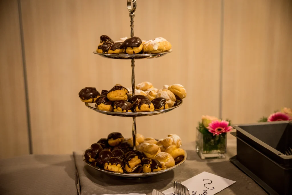 Etagère met drie lagen soesjes, deels overgoten met chocolade